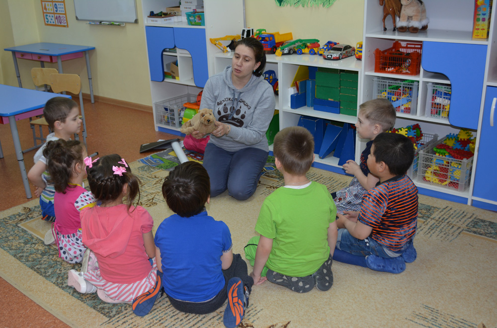 На занятии в детском саду села Никольского