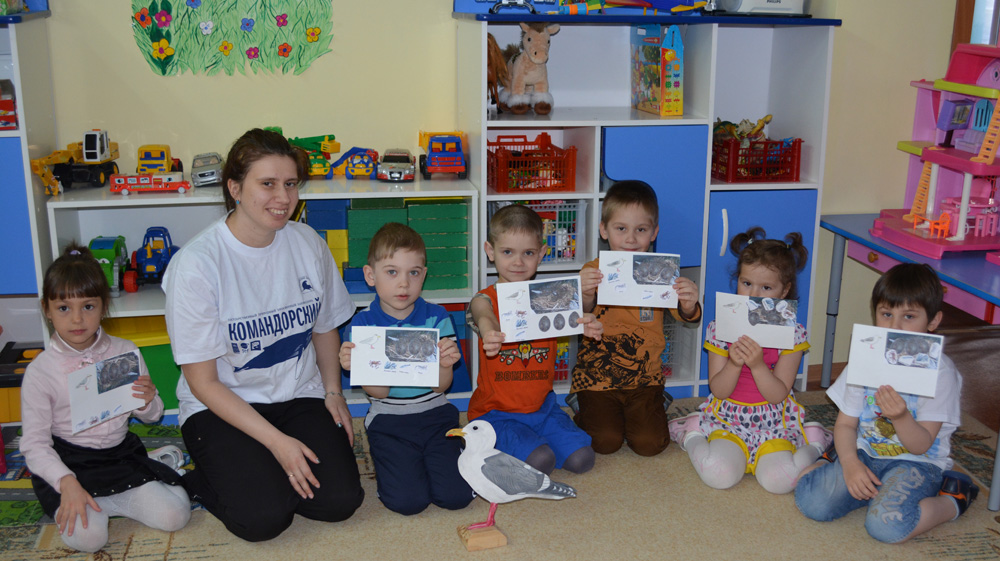 Специалист по экопросвещению Оксана Солованюк с детьми из села Никольского