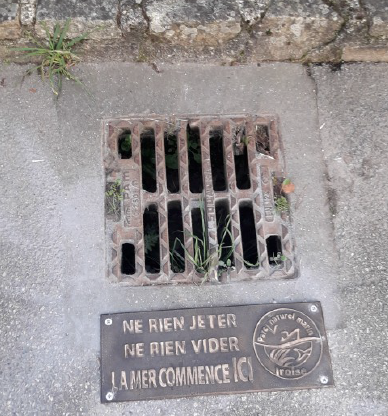 Надпись на решетке ливневой канализации: «Ничего не кидайте и не выливайте. Море начинается здесь» 