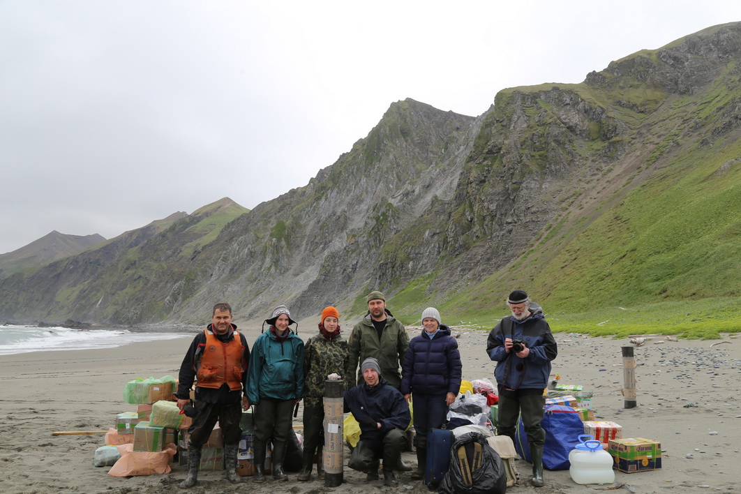 Группа исследователей во главе с Михаилом Гольцманом (крайний правый) после высадки на острове Медном. Фото предоставлено членами группы