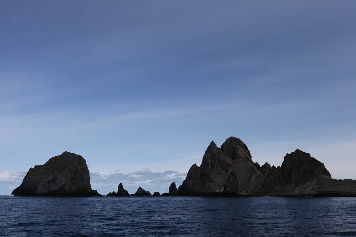 Остров Медный был виден со стороны пролива целиком - это большая редкость. Фото - Евгений Мамаев