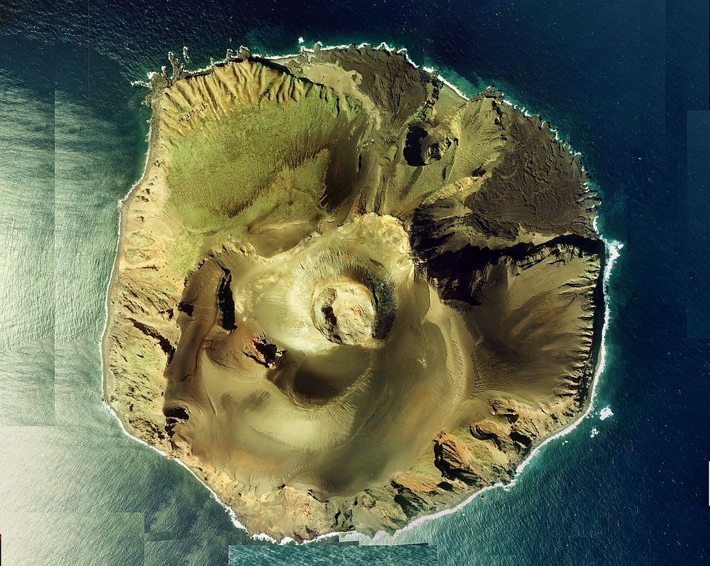 Tori-shima Island. Copyright © National Land Image Information (Color Aerial Photographs), Ministry of Land, Infrastructure, Transport and Tourism