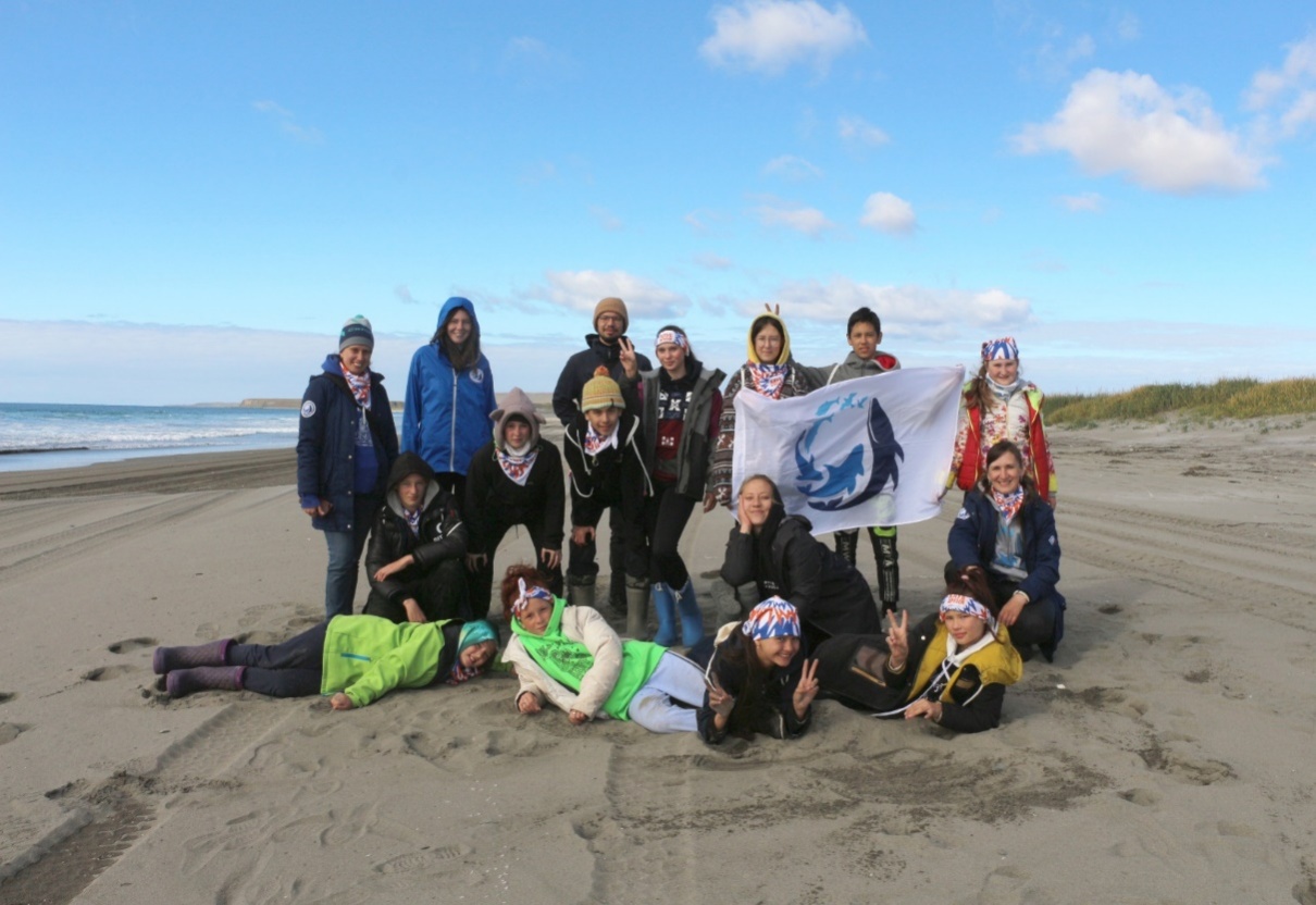 Участники первой группы во время эколого-просветительской экспедиции на Северо-Западное лежбище морских млекопитающих